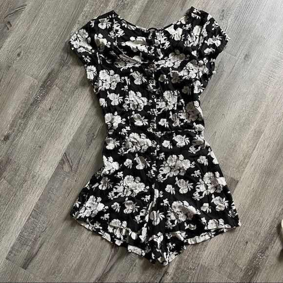 Floral Romper With Lace Up Back - Picture 10 of 13